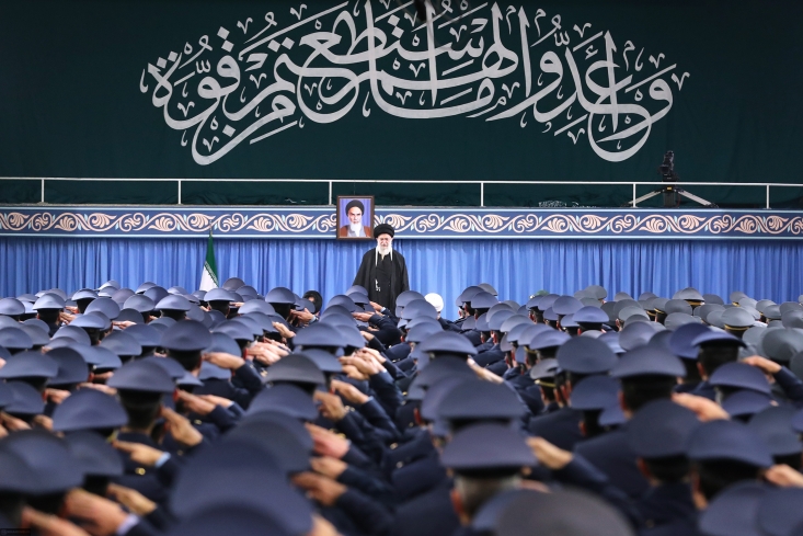 مرگ بر آمریکا از دهان ملت ما نخواهد افتاد/ مسئولان به اروپاییها اعتماد نکنند و با بدبینی به آنان نگاه کنند/ امروز مذاکرهکنندگان میگویند آمریکا غیرقابل اعتماد است؛ باید از اول تشخیص میدادند/ راهپیمایی ۲۲بهمن امسال پرشکوهتر از سالهای قبل خواهد بود همین اروپایی ها که با وقاحت از ایران مطالبه حقوق بشری می کنند در پاریس نیروهای مسلح را به جان مردم می اندازند و مردمشان را کور می کنند اما در عین حال متکبرانه از ایران طلبکاری می کنند در حالی که باید به آنها گفت شما اصلاً حقوق بشر را می شناسید؟