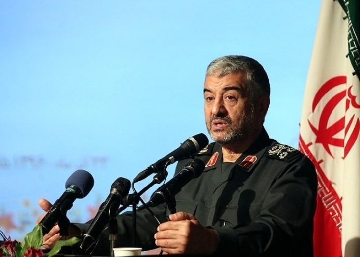 تا میخواهیم مشکل مردم را حل کنیم، یک عده که منافعشان در خطر است پیدا میشوند/ چرا مشکل ماهیگیری چینیها در جنوب کشور حل نمیشود؟/ مدیران به میزهای خود چسبیدهاند و جوانان فرصت کسب تجربه ندارند فرمانده کل سپاه پاسداران انقلاب اسلامی تصریح کرد: باید امروز هم این اعتقاد در بین مدیران کشور وجود داشته باشد که با کمک نیروهای مردمی، موانع را پشت سر بگذارند. متأسفانه مهمترین مانع این کار، سیستمها، روشها و نیز بروکراسی اداری در کشور است که باید برای اصلاح آن، کار زیادی انجام شود و حتماً این کار سختی است.