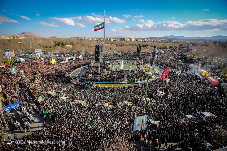 اصفهان ایستاده به احترام «یاران خرازی»+فیلم هوایی/ سردار جعفری: انتقام میگیریم آن موقع که خون خرازی در کربلای ۵ سال ۶۵ به زمین ریخت، بیشترشان هنوز به دنیا نیامده بودند اما شدهاند «یاران خرازی»؛ مهم نیست بیش از ۳۰ سال وقفه افتاده، چون این ۲۷ نفر از همان لشکر، از همان سپاه، از همان شهر و با همان هدف رفتهاند و امروز این گونه برمیگردند.