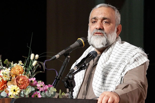 اوضاع اقتصادی امروز نتیجه رأی دیروز خود ماست/ رهبری در موارد مغایرت رأی خود با مردم از رأی مردم دفاع میکند/ هاشمی رفسنجانی حمایت از فاسدان را به تریبون نماز جمعه کشاند/ به سپاه التماس میکنند، بعد علیه آن صحبت میکنند برخی از دولتها حتی به سپاه التماس میکنند که قرارگاه سازندگی، برخی از پروژههای کلان کشور را بر عهده بگیرد چراکه این قرارگاه به مراتب کارها را بهتر و کیفی تر انجام میدهد اما همین دولتی ها وقتی به مشکل اقتصادی برخورد می کنند و نمی توانند جواب مردم را بدهند، ناجوانمردانه طوری وانمود میکنند که سبب این اختلالات اقتصادی ورود نیروهای مسلح به این کارهاست و گاهی حتی کنایه درباره قاچاق به این نیروها می زنند تا به نحوی از اشکالات فراوان کارشان که عمدتاً ریشه در اعتماد به بیگانگان است طفره بروند و در طرف دیگر مصاحبه میکنند که چرا سپاه وارد اقتصاد شده است؟
