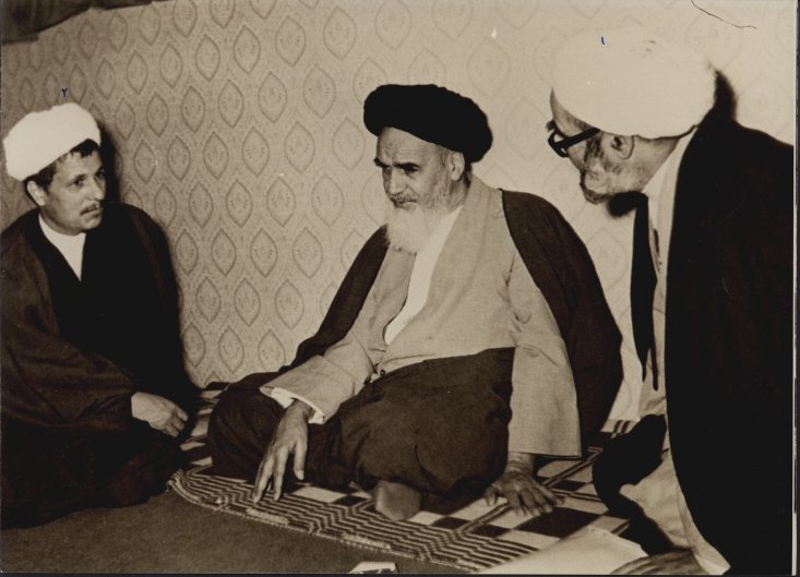 تلاش مرحوم هاشمی برای قائممقامی منتظری/ آیتالله محمدی گیلانی: امام مخالف بود، بقیهاش را آقای هاشمی بگوید/ روایتهای دست اول از اقدامات عجیب و سادهلوحانه منتظری در دوران قائممقامی+فیلم کامل علاوه بر آیتالله محمدی گیلانی، آیتالله هاشمیان نماینده مردم کرمان در مجلس خبرگان رهبری نیز به مخالفت امام خمینی با قائم مقامی مرحوم منتظری اشاره میکند که فیلم آن، بخش دیگری از قسمت اول این مستند را به خود اختصاص داده است.
