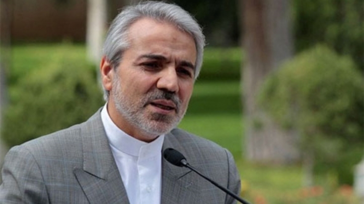 نوبخت: مشکلات اقتصادی تقصیر ترامپ است!/ ظریف: نمیتوان ناکارآمدی دولت را گردن نظام سلطه انداخت/ آقای نوبخت! یادتان رفته حامیان دولت شما را عامل ناکارآمدی میدانستند؟ ادعای آقای نوبخت که همهی مشکلات زیر سر ترامپ است و دولت مقصر نیست بیشتر از این که یک استدلال باشد یک استراتژیست؛ نوبخت و مابقی حامیان دولت با پناه بردن به این استدلال ضعیف میخواهند به راحتی از پاسخگویی فرار کنند. همه میدانند که محمدباقر نوبخت مسئول سازمان برنامه و بودجه کشور است. سازمانی که نقش به سزایی در مناسبات اقتصادی کشور دارد و اصلا برای همین هم بر سر کرسی این منصب بین اصلاحطلبان همیشه دعوا بوده است. حالا یک دودوتا چارتای ساده میماند. آقای نوبخت که خود در مظان اتهام است و یکی از کلیدیترین نهادهای اقتصادی را مدیریت میکند، به جای پاسخ به این که در این دو سال یعنی از سال 95 تا امروز چه دستاوردی جز ویرانی در سازمانه برنامه و بودجه داشته، همهی تقصیرها را به راحتی به گردن ترامپ میاندازد.