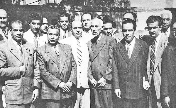 ملیگرایان بریده از مردم؛ از دوران مصدق تا انقلاب اسلامی/ ملیگرایان حتی در برابر قتل عام مردم در ۱۵ خرداد هم سکوت کردند میتوان گفت گروهها و شخصیتهای ملیگرا، در مردمگرایی و احترام اندیشهای-رفتاری به خواست آنان کارنامه درخشانی نداشتهاند. به همین دلیل است که برخی از شخصیتهای ملیگرا به انزوای خود در میان مردم اذعان دارند.