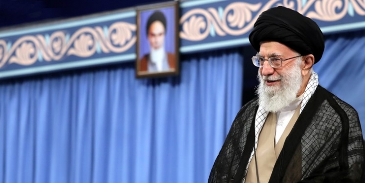 وقتی «آقا» حرف دل همسران طلبه را میزند «آقا» در واکنش به این موضوع که برخی طلاب و پژوهشگران موسسه از 6 صبح می زنند بیرون و حدود 9 شب برمی گردند می گویند: «بنده با چنین چیزی مخالفم.» اینجا خانمهای مجلس زودتر از همه صلوات می فرستند که همین صلواتِ معنادار، دوباره لبخند را بر لبان همه می نشاند.
