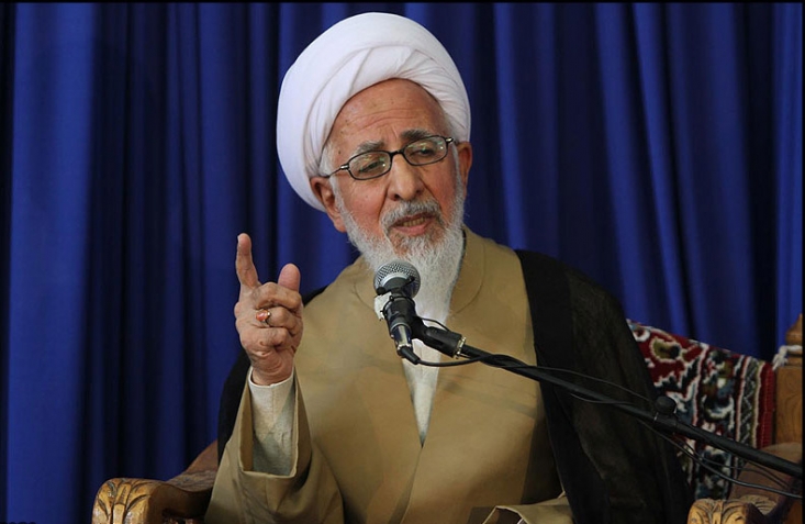 در گام دوم وظیفه داریم خطرهایی که متوجه نظام و انقلاب است را بررسی کنیم/ رهبر خوب یک طرف قضیه است، مادامی که مردم در صحنه نباشند شکست قطعی است/ باید تلاش کنیم اولا دین به اسارت نرود و ثانیا مردم از دین جدا نشوند ما در گام دوم و در گام های بعدی انقلاب، وظیفه داریم خطرهایی که متوجه نظام و انقلاب است را بررسی کنیم، مثل اینکه چگونه عدل علوی به ظلم اموی تبدیل می شود؟! حضرت در نامه به مالک دو مطلب را در ریشه یابی این موضوع بیان می کند، فرمود اولین کاری که دشمن کرد این بود که آنها مکتب را عوض کردند، یعنی دین و قرآن را به اسارت گرفتند و آن را به میل خود تفسیر و ارائه کردند و در مرحله بعد به سراغ مردم رفتند و مردم را از ما اهلبیت جدا کردند.