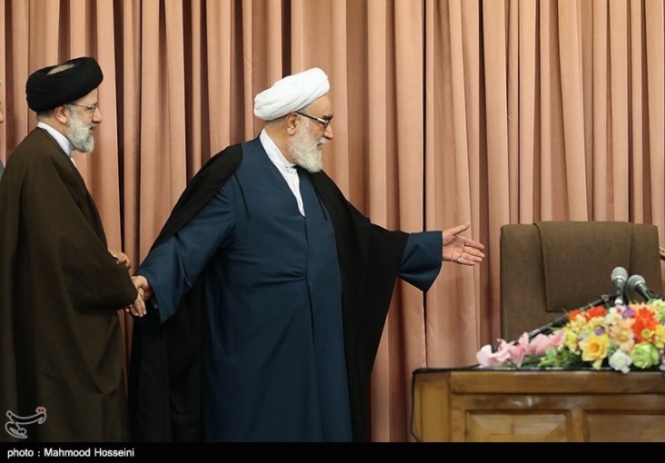 هیچکس در هیچ جایگاهی حق دور زدن قانون را ندارد/ باید ساختارهای فسادزا را در کشور اصلاح کنیم وگرنه هر روز شاهد یک پرونده جدید خواهیم بود/ در مقابل تعداد معدودی که در دستگاه قضایی بخواهند فساد ایجاد کنند میایستیم + فیلم رییس قوه قضاییه ادامه داد: سال ۷۴ موضوع پرونده ۱۲۳ میلیارد مطرح بود، مدتی گذشت پرونده دیگری پیدا شد، مدتی دیگر پرونده دیگری و اخیراً هم پرونده ۳ هزار میلیارد، متهمین آنها با هم متفاوتند اما جنسش یکی است، معلوم است ساختارهای ما اشکال دارد. ببینید اعضای محترم دولت ما باید ساختارهای فسادزا را در کشور اصلاح کنیم والا هر روز شاهد بروز یک حادثه و یک پرونده روی میز قاضی خواهیم بود، چرا از یک سوراخ دو بار گزیده شویم؟