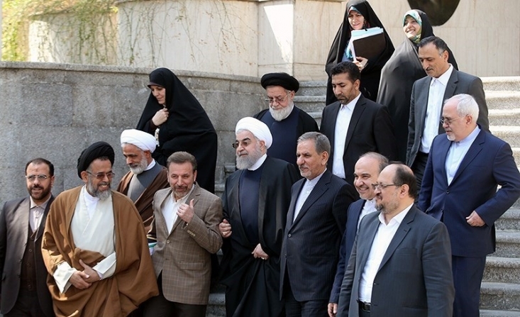 آقای معاون اول! دولت در سال جاری ۱۱۰۰۰ ساعت آنتن در اختیار داشته است مروری بر آمار برنامههای پخش شده از صداوسیما که در آن رئیس جمهور و اعضای هیات دولت حضور داشته یا با موضوعات مربوط به گزارش عملکرد و فعالیتهای دولت پخش شده است، نشان میدهد که در ده ماه نخست سال 97، ده هزار و 830 ساعت آنتن به این موضوع اختصاص داشته است.