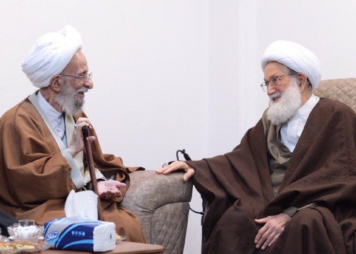 بررسی آخرین وضعیت انقلاب بحرین/ آیت الله عیسی قاسم: امام خامنهای از نعمتهای الهی هستند و اگر امت از ایشان پیروی کنند به سعادت خواهند رسید/ اسلام رجال و ستونهای بزرگی دارد که از جملهی آن آیت الله مصباح یزدی است آیت الله عیسی قاسم در دیدار اعضای جامعه مدرسین حوزه علمیه قم فرمودند "که یکی از نعمت های الهی که خداوند به ما عطا فرمود وجود حضرت امام خمینی و جانشین صالح ایشان حضرت امام خامنه ای است. امام خامنه ای از نعمت های الهی هستند. اگر امت دنباله رو ایشان باشند به مسیر سعادت و رستگاری می رسند."