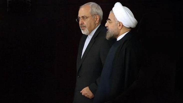 از بیبنزین ماندن هواپیمای ظریف در آلمان تا استقبال باشکوه عراق از روحانی/ آیا نفوذیها و کجاندیشان اجازه گسترش رابطه با همه همسایگان را میدهند؟ «رابطه ایران و عراق، الگویی نمونه در منطقه است...آمادهایم با همه همسایگان مثل عراق، بهترین رابطه را داشته باشیم.» این بخشی از اظهارات دیروز رئیسجمهور محترم در جمع مردم بوشهر است. به همان اندازهای که سفر آقای روحانی به عراق مهم بود، این اظهارات هم مهماند، البته به شرطی که در حد «اظهارات» باقی نمانند. این اظهارات آن هم پس از 6 سال میتواند به معنای ناامیدی از آن چند کشور بدعهد غربی باشد.