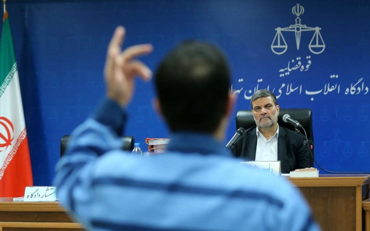 نماینده دادستان گفت: آبروی مومن مردی است که برای درمان سرطان همسرش خانه‌اش را فروخت تا در موسسه شما سپرده کند و بتواند هزینه درمان همسرش را بدهد اما خانه‌اش را از دست داد و سرطان همسرش هم درمان نشد. آبروی مومن خون فردی است که از دست رفت و شما به همسرش گفتید مگر من او را کشتم؟

