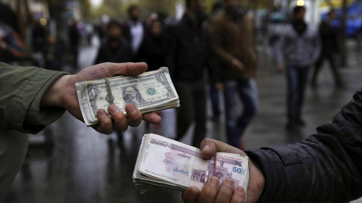 «بازار متشکل ارز» یک گام تا راهاندازی/ چگونه اثر دبی در مبادلات دلاری ایران کمرنگ میشود؟ ازار متشکل ارزی یک بازار عمده فروشی نقدی اسکناس در تهران است؛ بنابراین حواله نبوده و بازار فردایی هم نیست. البته بر اساس آن، قرار نیست یک مکانیزم و نرخ جدیدی در بازار خلق شود، چرا که این بازار هم اکنون وجود دارد اما نظام مند نیست و صرافان، به صورت روزمره، بدهی و بستانکاری خود را در آن تهاتر کرده و باقی مانده تهاتر را در بازار خرده فروشی وارد می کنند.