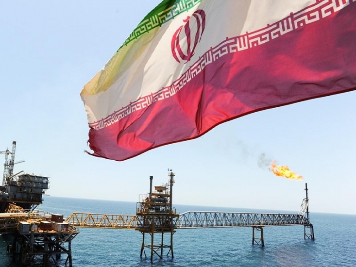توقف فروش نفت ایران؛ از رویا تا واقعیت ادعای آمریکایی ها مبنی بر جلوگیری کامل از تولید و صادرات نفت ایران، بیش از اینکه راهکاری عملی برای تحت فشار قرار دادن ایران باشد، بیشتر یک بلوف سیاسی برای گرم نگه داشتن تنور تحریمهای چهل ساله ایران است.
