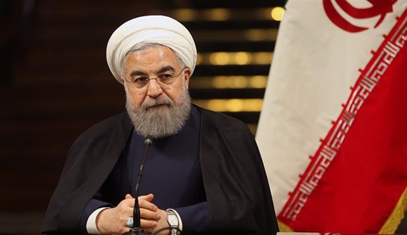 حسن روحانی از دیدگاه مردم و حامیان دولت چگونه ارزیابی میشود؟ شبانه روز یک مدیر ارشد چگونه باید سپری شود؟ او چه قدر نیازمند مشورت و شنیدن دیدگاه صاحب نظران است؟ اطلاع از خبرها و سرنوشت تدابیر اتخاذ شده، چه قدر برای یک مدیر ارشد ضرورت دارد؟ چه قدر باید روی وعده های او حساب کرد و خود او چه قدر باید در دادن وعده و عملی کردن آن و یا عذر خواستن به هنگام عملی نشدن وعده ها، دقت و حساسیت داشته باشد؟ او کی باید سر کار حاضر شود؟
