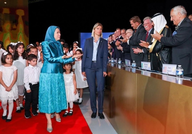 گروهک تروریستی منافقین «رئیسی و حاج قاسم» را به ترور تهدید کرد/ «داعش ایرانی» زیر پر و بال چه کسانی فعالیت میکند؟/ وزارت خارجه سفرای کشورهای حامی منافقین را اخراج کند به نظر میرسد بیعملی دولتها و وزارت خارجه نیز در بروز چنین شرایطی بیتاثیر نبوده باشد. پیگیری همزمان دعاوی حقوقی علیه این گروهک تروریستی و کشورهای حامی آن و همچنین احضار و اخطار و حتی اخراج سفرای کشورهای حامی منافقین، حداقل کاری است که وزارت خارجه برای صیانت از استقلال کشور و عزت بینالمللی میتواند انجام دهد.