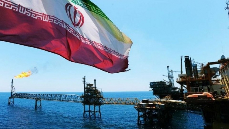 بستن تنگه هرمز فقط یکی از اهرمهای ایران است/ قدرت سایبری ایران میتواند زیرساختهای نفتی اعراب را تخریب کند رادیو ملی آمریکا: فشار در غالب تهدیدات نظامی، تحریمهای اقتصادی و انزوای دیپلماتیک میتواند ابزاری کارآمد باشد به شرط آنکه در غالب یک استراتژی جامع و واقع گرایانه اجرا شود و با سیاست چماق و هویج هم ترکیب شود. اما سیاستی که در آن به دنبال صددرصد انتظارات خود باشی و در مقابل هیچ یک از توقعات طرف مقابل را اجرا نکنی محکوم به شکست است.