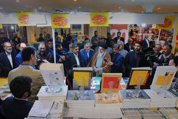 ۵ روایت از بازدید رهبر انقلاب از نمایشگاه کتاب؛ از آققلا تا مصلی غرفهها در جنب و جوشند. حرفهایها همان اول صبح فهمیدهاند. رفت و آمد آدمهای کتوشلواری زیاد شده بود و تجربه سالهای پیش نشان میداد که یا امروز یا فردا باید خبری شود. ناشرهایی که در مسیر بازدید قرار گرفته بودند مثل همیشه کمی هول شده بودند.