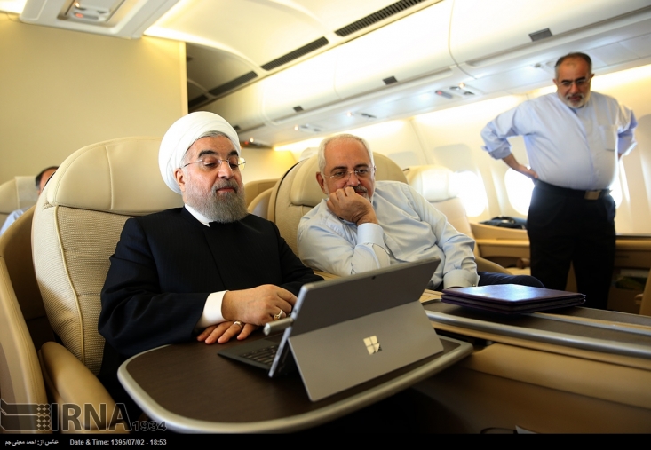 سایه خیالی جنگ سرپوش دولت بر سوء مدیریت اقتصادی/ غربگرایان دیروز میگفتند سایه جنگ را از کشور دور کردیم امروز از امکان درگیری نظامی صحبت میکنند! برخلاف فضاسازی مقامات آمریکایی و هیاهوی طیف مدعی اصلاحات درخصوص سایه خیالی جنگ، عرصه اصلی جنگ دشمن با ایران، حوزه اقتصادی و دسیسه چینی برای در تنگنا قراردادن معیشت مردم است. سایه خیالی جنگ، سرپوش دولت بر سوءمدیریت اقتصادی است.