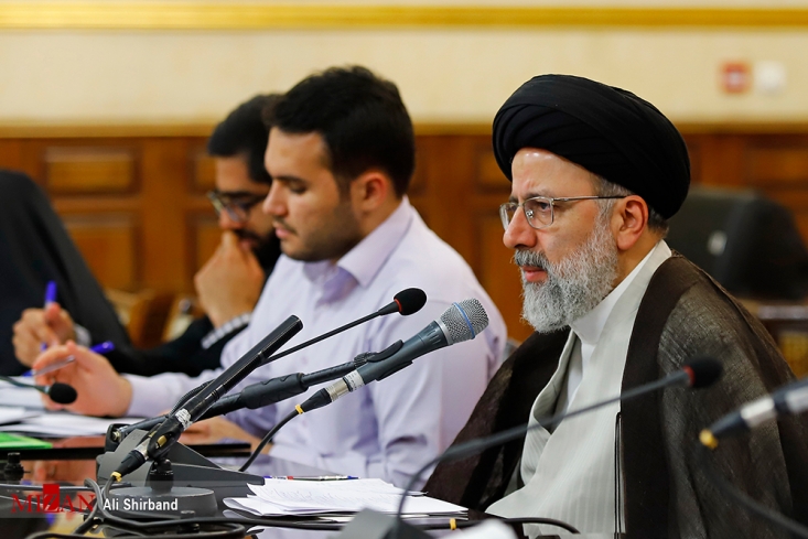 در برخورد با مفاسد اقتصادی هیچ خط قرمزی قائل نیستیم/ به دنبال احقاق حق دانشجویان بورسیه هستیم/ حتی در دیوان عالی کشور قاضی زن داریم/ اگر بانک مرکزی به وظایفش عمل کند، پروندههایی مثل موسسات مالی قابل پیشگیری است/ پرونده لواسان و جنگلها در حال پیگیری است رئیس قوه قضائیه گفت: از گزارشات مردمی پیرامون فساد حمایت میکنیم و کسانی را که خبر از فساد دهند، مورد تشویق قرار میدهیم و ما این موضوع را به صورت قانونمند دنبال میکنیم تا سازوکار آن فراهم شود.