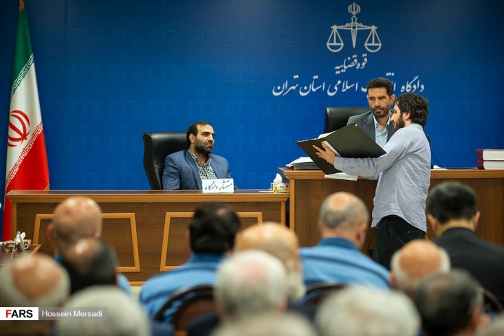 شاهکارهای داماد آقای وزیر؛ خرید چندین مازراتی و مرسدس بنز با پول معلمان/ هدیه میلیاردی و لاکچری به منشی/ هادی رضوی: شاخ قراردادهای کشور هستم قهرمانی نماینده دادستان خطاب به متهم رضوی: تسهیلات شما سرمایه در گردش نبوده و سرمایه برای گردش بوده است