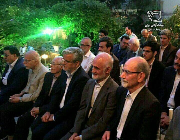 محمود صادقی در نشست گروه غیرقانونی نهضت آزادی شرکت کرد!/ امام خمینی: خطر نهضت آزادی از منافقین بیشتر است انتظاری که از هیات نظارت بر رفتار نمایندگان میرود این است که هرچه سریعتر به حضور این نماینده اصلاحطلب مجلس در جمع گروه غیر قانونی نهضت آزادی واکنش نشان داده و با وی برخورد جدی به عمل آورد.