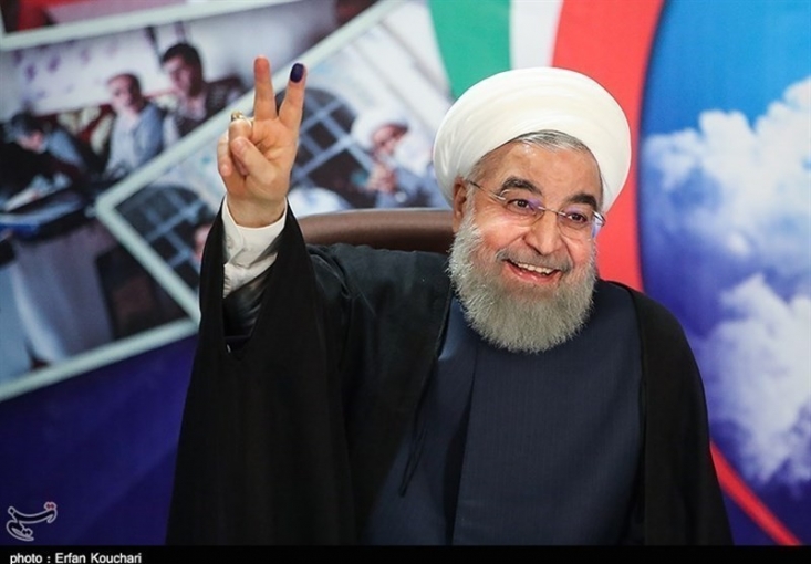 حسن روحانی؛ سیاستمدار یا یک شومن موفق!؟/ پشت پرده حرفهای پوپولیستی رئیس جمهور از زبان سازنده مستند انتخاباتیاش تکرار جملاتی که می توانست سال 92 برای روحانی معجزه کند و او را در قواره یک منتقد جدی در میدان انتخابات نمایش دهد، اکنون موجب خنده و خشم و رنجش همان مردمی می شود که کم کم فهمیده اند با یک بازیگر و شومن طرفند.