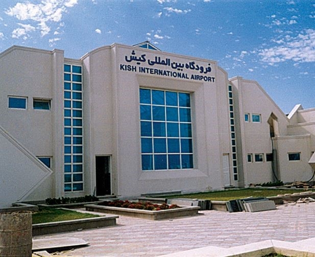 بلیط هواپیما کیش را از کیش ایر بگیریم یا سایر ایرلاین ها؟ یکی از محبوب ترین مکان های گردشگری ایران، جزیره فوق العاده کیش در خلیج فارس می باشد. این جزیره در کنار مناظر و طبیعت زیبای خود، دارای آرامشی وصف نشدنی و جاذبه های گردشگری بی نظیری می باشد. این جزیره در سال 1361 به عنوان نخستین منطقه آزاد ایران اعلام شد؛ که همین امر باعث اهمیت این جزیره از نظر اقتصادی و خرید شد.