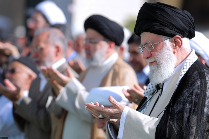 ایمان و معنویت در نسل جوان رو به رشد و افزایش است/ این ذخایر معنوی به آیندهی کشور برکت میدهد/ یکی از کارهای لازم و فوری مسئولان رسیدگی به مسائل سیلزدگان است رهبر انقلاب ماه مبارک رمضان را «ماه رحمت و برکات الهی، ماه غبارزدایی از دلها و ماه بروز ایمان» خواندند و با اشاره به جوانان و نوجوانانی که با وجود قرار داشتن در فصل امتحانات، با روزه گرفتن در روزهای گرم، امر الهی را اطاعت کردند، افزودند: این صحنهها نشان میدهد ایمان و معنویت در نسلهای جوان رو به رشد و افزایش است.