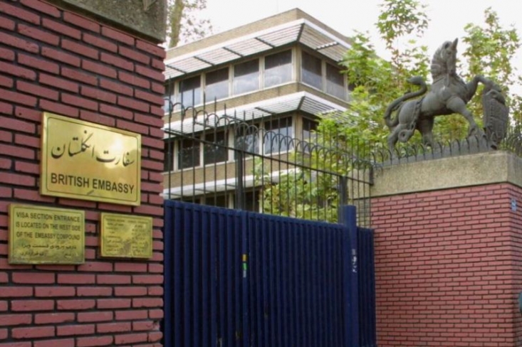 حاتمبخشی انگلیسیها برای نمکپروردهها؛ بعد از افطاری خبرساز، این بار برگزاری جشنی مشکوک در سفارت انگلستان/ تأمین هزینههای مراسم از جیب ایرانیها! سفیر انگلیس چندی پیش اشارهای گذرا به این موضوع داشت و از رویکرد جدید مجموعه تحت امرش در تقویت ارتباطات با فعالان مدنی، کنشگران در حوزه زنان، منتقدان و... پرده برداشت؛ رویکردی که البته سالهاست کمابیش در دستورکار بوده ولی بهنظر میرسد طرح بیپرده آن از سوی آقای سفیر حکایت از ابعاد گستردهتر آن نسبت به قبل دارد.