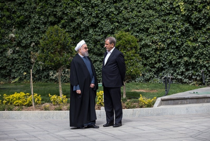 جهانگیری: در مذاکرات سرمان کلاه گذاشتند؛ عاشورا درس هیهات منّاالذله است/ روحانی: ما عمامه داریم کلاه سرمان نمیرود؛ عاشورا درس مذاکره است حتی حادثه عاشورا نیز برای دولتی ها به مثابه ابزاری است برای توجیه عملکرد خود؛ در یک مقطعی، از عاشورا درس مذاکره و تعامل میگیرند و در زمانی دیگر، درس مقاومت.