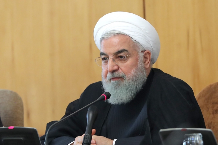 دست سپاه و وزارت دفاع را در سرنگونی پهپاد جاسوسی میبوسیم/ کاخ سفید دچار معلولیت ذهنی شده است/ اموال رهبری یک حسینیه و یک خانه ساده است روحانی گفت: یک آدمی بیاید یک کار وقیحانه و احمقانه انجام دهد؟ که چی؟ رهبری کشور را بگویید تا مثلاً تحریم میکنم که نیاید آمریکا! خوش مزه است! ما آنها را راه نمیدهیم بعد میگویید شما نیاید؟!