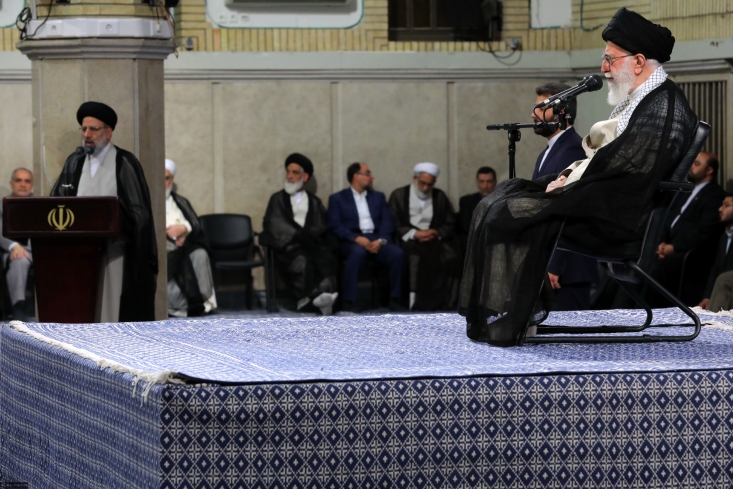 مذاکره یک فریب است بر سر آنچه که آمریکا میخواهد/ میگویند اسلحه را بیانداز تا بتوانم هربلایی خواستم سرت بیاورم/ ایران مظلوم واقع شده اما مقتدرانه به همه مقاصدش خواهد رسید/ نسبت به فساد درون قوه قضائیه سخت گیری کنید حضرت آیتالله خامنهای پیشنهاد مذاکرهی آمریکا را یک «فریب» خواندند و خاطرنشان کردند: دشمن وقتی نتوانسته با فشار به هدفش برسد، با تصور سادگیِ ملت ایران، پیشنهاد مذاکره میدهد و میگوید ملت ایران باید پیشرفت کند؛ البته این ملت حتماً پیشرفت خواهد کرد اما بدون شما و به شرطی که شما نزدیک نشوید.