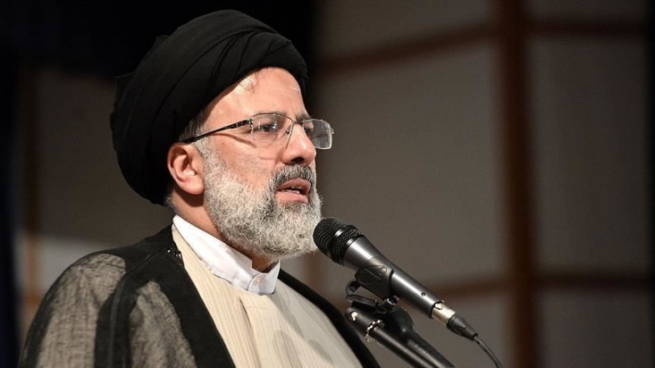 انگلیسیها از توقیف نفتکش ایرانی دست بردارند، وگرنه باید منتظر عواقب کارشان باشند زمانی که داعش نفت سوریه و عراق را ظالمانه تصرف و جلوی چشم کسانی که مدعی قوانین و مقررات هستند، نفت قاچاق غیرقانونی ظالمانه را نقل و انتقال میداد، کسی صدایش در نمیآمد ولی امروز اقدام قانونی جمهوری اسلامی ایران، مورد ظلم انگلیسیها قرار میگیرد.