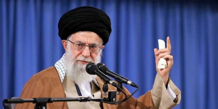 مایه تأسف است که حادثه مسجد گوهرشاد انعکاسی در تاریخ ما نداشته باشد/ رضا شاه تفنگ دستش بود اما شخصیتهای فرهنگی فکر میساختند و به او میگفتند که تفنگ را کجا به کار ببرد رهبرانقلاب فرمودند: شخصیتهای فرهنگی معروف زمان رضا شاه، مثلاً علی اصغر حکمت در قضیهی کشف حجاب نقش ایفا کردند، نقش استعماری ایفا کردند، یعنی آن پشت جبههی حقیقی رضا شاه اینها بودند.
