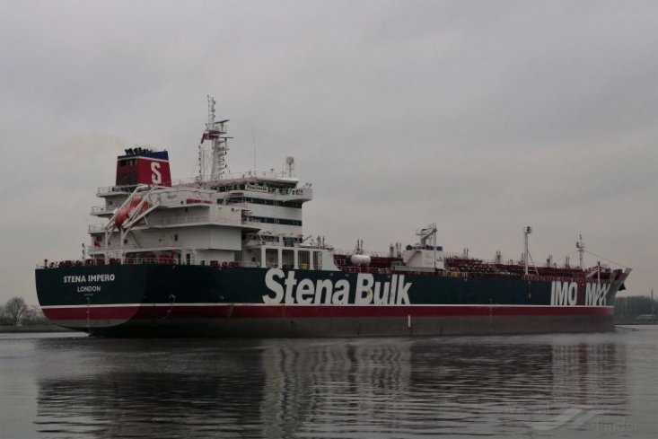 سیلی محکم نیروهای مومن نظام به انگلیس/ نفتکش Stena Impero بریتانیا در تنگه هرمز توسط سپاه توقیف شد/ کشتی Mesdar پس از توقیف و توجیه، به مسیر اصلی خود بازگشت/ نیروهای سپاه بر عرشه دو نفتکش انگلیسی Mesdar و Poseidon یک فروند نفتکش انگلیسی با نام "stena impero" هنگام عبور از تنگه هرمز به علت رعایت نکردن قوانین و مقررات بین المللی دریایی بنا به درخواست سازمان بنادر و دریانوردی استان هرمزگان، توسط یگان شناوری منطقه یکم نیروی دریایی سپاه توقیف شد.