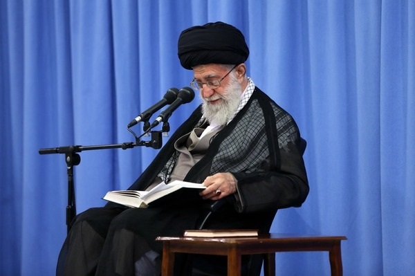 مسئولینی که باید در مساله افزایش جمعیت زمینهها را فراهم کنند آن کار لازم را انجام نمیدهند/ شکرِ نعمتِ همسرِ خوب، رعایت اخلاق اسلامی در خانواده است آیت الله خامنهای فرمودند: امروز در دنیا آن کشورهایی که جمعیّت زیادی دارند، به برکت آن به خیلی امکانات دست یافتهاند. این به عنوان یک ارزش اجتماعی، ارزش سیاسی، یک ارزش بینالمللی برای آنها توانسته موفّقیّتهایی را به وجود بیاورد.