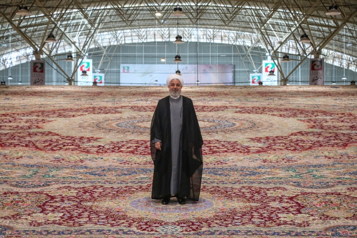رئیس جمهور هنوز با کاغذ پارههای برجام ژست میگیرد/ روحانی: هدف ما در برجام این بود که بگوییم آمریکا دروغ میگوید؛ ما پیروز اخلاقی شدیم/ رهبرانقلاب: مذاکره را شروع کردیم که آمریکا بیآبرو شود یا تحریم ها برداشته شود؟! روحانی در حالی هدف از مذاکره را اثبات دروغ گویی غرب و در راس آن آمریکا عنوان کرده است که برای رای آوری انتخاباتی و حتی پس از امضای برجام هدف مذاکرات را اقتصادی و بهبود معیشت مردم معرفی کرده بود.