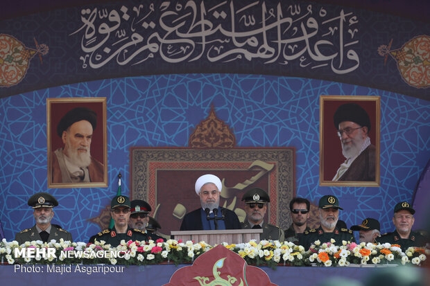 مراسم رژه نیروهای مسلح در تهران آغاز شد مراسم رژه نیروهای مسلح همزمان با ۳۱ شهریور آغاز هفته دفاع مقدس در جوار مرقد بنیانگذار انقلاب اسلامی و با حضور رئیس جمهور آغاز شد.