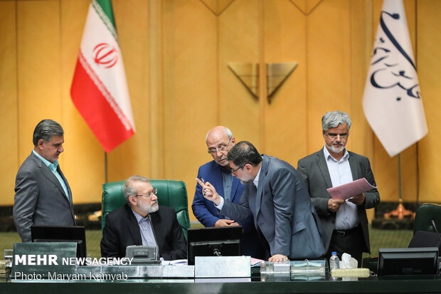 عصبانیت لاریجانی از اعتراض نمایندگان به تشکیل وزارت بازرگانی رئیس مجلس شورای اسلامی در واکنش به اعتراضات مخالفان طرح تشکیل وزارت بازرگانی، با عصبانیت شدید، مانع بیان اعتراضات شد.