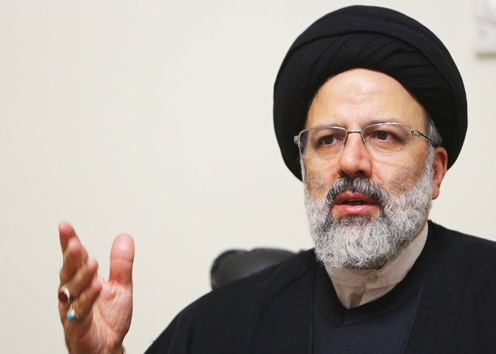 انتقاد رئیس دستگاه قضا به بیتوجهی به مشکلات کارگران: اعتراضات کارگران باید پیش از قضایی شدن توسط دولت و مجلس شنیده شود/ به گونهای عمل کنیم که بعدها حسرت نخوریم که چرا مشکلات مردم را پیگیری نکردیم رئیسی گفت: وقتی کارخانهای به یک فرد واگذار شده که اهلیت لازم را ندارد و بعد تولید این کارخانه رو به افول میرود و نهایتا تعطیل میشود، طبعا کارگران بیکار میشوند و وقتی حقوقی نگرفتند، اعتراض میکنند. این اعتراضها باید در وقت خود شنیده شود