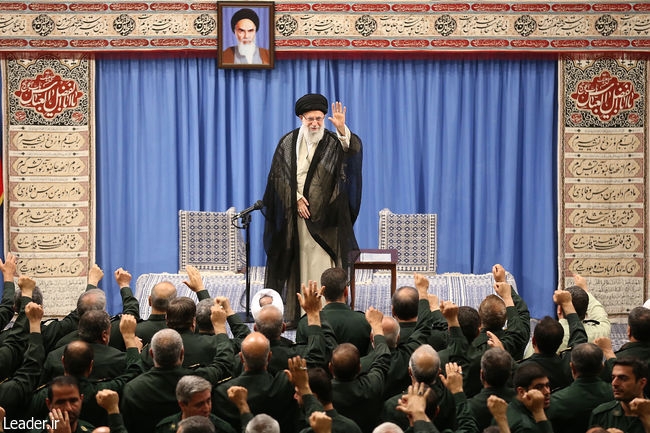 به بعضی بخشها تذکر میدهیم، ۶ماه میگذرد و هیچ حرکتی انجام نمیگیرد، چون جهادی نیستند/ امتداد عمق راهبردی، از واجبترین واجبات کشور هم لازمتر است/ کاهش تعهدات هستهای ادامه خواهد یافت/ نگذارید سپاه پیر و محافظهکار شود در مسئلهی هستهای، ما کاهش تعهدات را ادامه خواهیم داد و باید با جدیت کامل ادامه دهیم؛ مسئولیت هم بر عهدهی سازمان انرژی هستهای است و باید این کاهش تعهداتی را که دولت جمهوری اسلامی بیان کرده، بهطور دقیق و بهطور کامل و جامع انجام بدهند.
