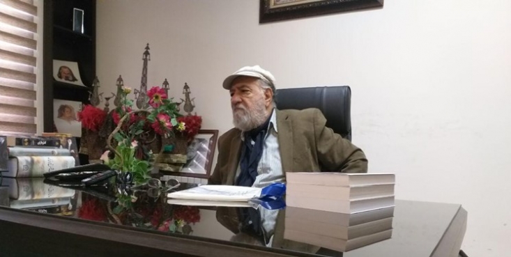 داریوش ارجمند: تحت تأثیر سید علی خامنهای هستم داریوش ارجمند میگوید: «آن زمان دیدگاهی وجود داشت که مثلا هر کس عمامه سرش دارد عقبمانده است، اما دکتر شریعتی به این موضوع اعتقاد نداشت و به ما دانشجویانش میگفت در مسجد کرامت، روحانی جوانی است به نام سیدعلی خامنهای؛ بروید پای صحبتش بنشینید.