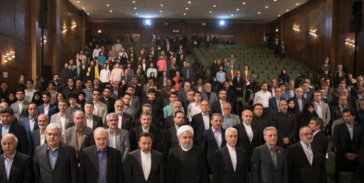 حاشیههای حضور روحانی در دانشگاه تهران/ از صندلیهای خالی تا اعتراضات دانشجویی در داخل و خارج سالن جمعی از دانشجویان و اعضای تشکلهای دانشگاهی دانشگاه تهران همزمان با سخنرانی رئیسجمهور در این دانشگاه تجمع کردند.