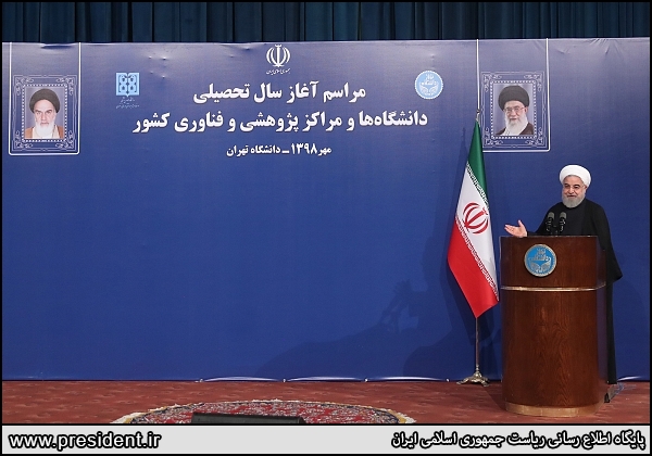 پیشنهاد رفراندوم مقابل صندلیهای خالی! فعالان سیاسی به پیشنهاد رفراندوم روحانی واکنش نشان دادند و گفتند در مقابل صندلیهای خالی و در خلوتترین افتتاحیههای ۴۰ سال اخیر دانشگاهها چگونه از همهپرسی برای «چیزهایی که ۴۰ سال است درباره آن بحث میکنیم»سخن میگویید؟!