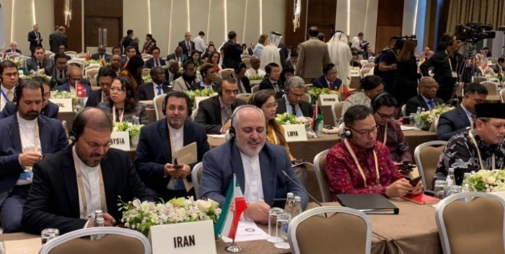 ظریف: این توهم که آمریکا میتواند شریک قابل اعتمادی باشد را باید از خود دور کرد! وزیر خارجه گفت: ضروری است که ما بعنوان کشورهای عضو جنبش عدم تعهد به آنچه که گفته ایم از بدو تولد جنبش خود عمل نمائیم. این توهم که رژیم صهیونیستی و ایالات متحده می توانند شرکای قابل اعتمادی باشند را باید از خود دور کرد.