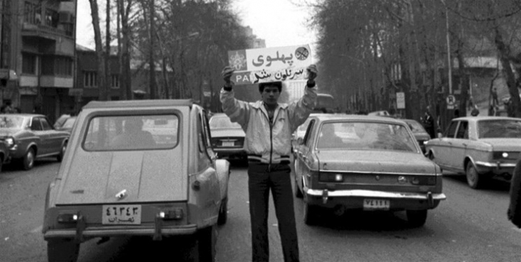 بهانهای برای ساختن یک شاه خیالی صدمین سالگرد تولد محمدرضا پهلوی بهانهای برای برخی رسانههای خارجنشین شد که با نگاه جانبدارانه به تاریخ سلطنت به تمجید از شاه بپردازند؛ درحالی که اگر به نوشته محققانی که باوری به انقلاب اسلامی هم ندارند، بنگرید، به عظمت انقلاب پی خواهید برد.