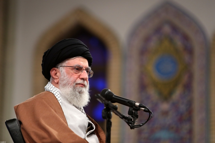 آمریکای گرگصفت ضعیفتر اما وحشیتر و وقیحتر شده است/ دولت مصدق چوب اعتماد به شیطان بزرگ را خورد/ اگر مسئولان ساده لوحی کرده و به مذاکره با آمریکا میرفتند، هیچ چیز گیرشان نمیآمد رهبر انقلاب مذاکره با امریکا را بی نتیجه برشمردند و تأکید کردند: برخی که مذاکره با امریکا را حلّال مشکلات می دانند، صددرصد اشتباه می کنند و هیچ نتیجه ای از گفتگو با امریکایی ها حاصل نخواهد شد.