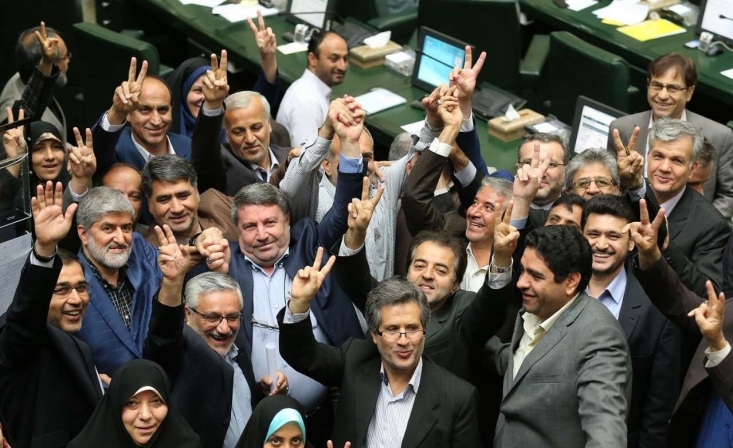 مسئولیت گریزی اصلاحطلبان؛ از فتنه ۸۸ و برجام، تا تصمیم بنزینیِ روحانی/ چرا اصلاحات پاسخگوی افتضاحاتش نیست؟ ماجرای گرانی بنزین اما برای اصلاحطلبان نقطه عطف بود، چراکه تا چشم کار میکرد مسیرشان برای دور شدن از حسن روحانی را باز دیدند و همین فرصت را هم غنیمت شمردند تا هرچقدر میتوانند به او انتقاد کنند و بگویند «ما نبودیم».