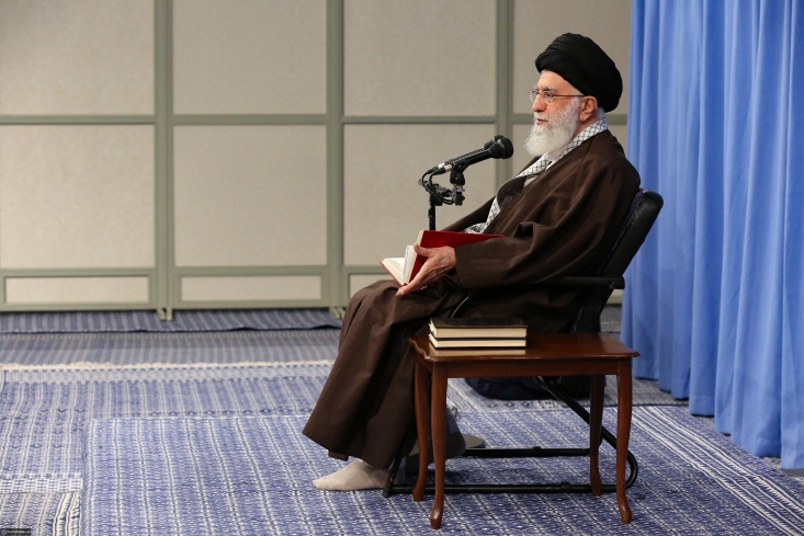 اگر توان مدیریتی ندارید، مسئولیت نپذیرید/ همینطور بیمحابا برای انتخابات ثبتنام میکنند! ما -حالا همهی ما نه؛ بعضیمان این جوری هستیم- به مجرّد اینکه یک مسندی، یک جایی، یا خالی میشود یا ممکن است خالی بشود، فوراً چشم میدوزیم که برویم آنجا!