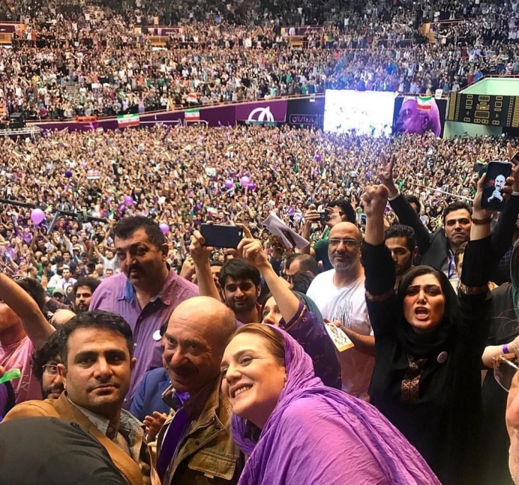 سلبریتیهای اجارهای این بار به ماشین امضای بیانیهنویسان تبدیل شدند/ چرا اشک تمساح هنرمندان حامی دولت باورپذیر نیست؟/ کاش تا ۱۴۰۰ پای افتضاحی که به بار آوردید میایستادید! در هر حال، کسانی که با رژ لب و دستبند و شال بنفش مردم را فریب داده و آنها را وادار به انتخاب روحانی کردند، چه بسا بیش از دولت تدبیر در به وجود آمدن این اوضاع برای کشور مقصرند و انتظاری که از این مقصرین میرود نه انتشار بیانیه انتقادی که حداقل عذرخواهی از مردم است.
