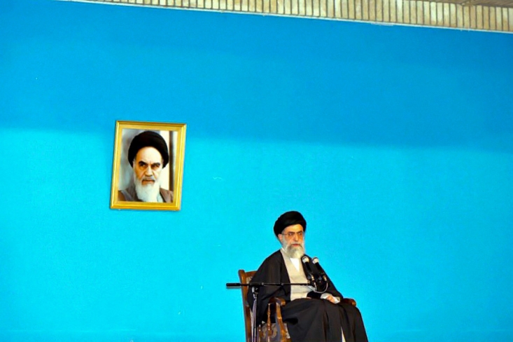 آیتالله خامنهای و کشیدن ترمز قطار تعدیل اقتصادی در حمایت از معیشت محرومان/ چگونه توجه صرف به نقش دولت و غفلت از تولید ثروت، ایران را آسیبپذیر میکند؟ آیت الله خامنهای در سال 74 ترمز قطار تعدیل را در حمایت از معیشت محرومان و مستضعفان کشید؛ اقدامی که تلخی اش در کام تکنوکراتهای تعدیلگر را میتوان از متن و فرامتن مصاحبۀ رییس وقت سازمان برنامه در کتاب «اقتصاد سیاسی جمهوری اسلامی» دریافت.